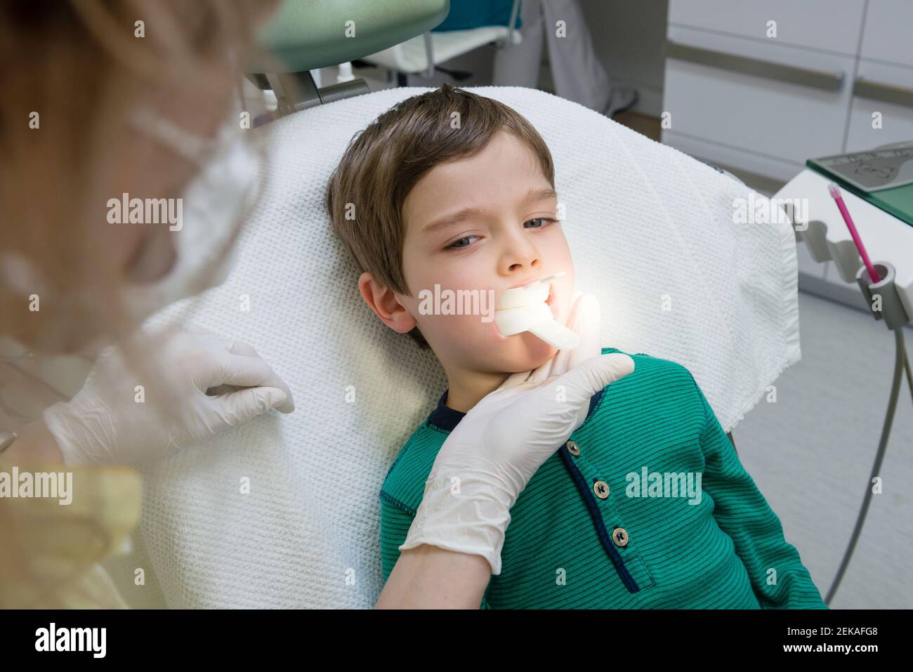 Rendez-vous chez le dentiste - enfant ouvrant la bouche large pendant l'inspection de cavité buccale Banque D'Images