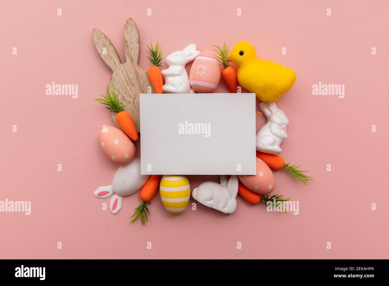 Carte de vœux de pâques vierge avec lapin de pâques et décorations aux œufs Banque D'Images