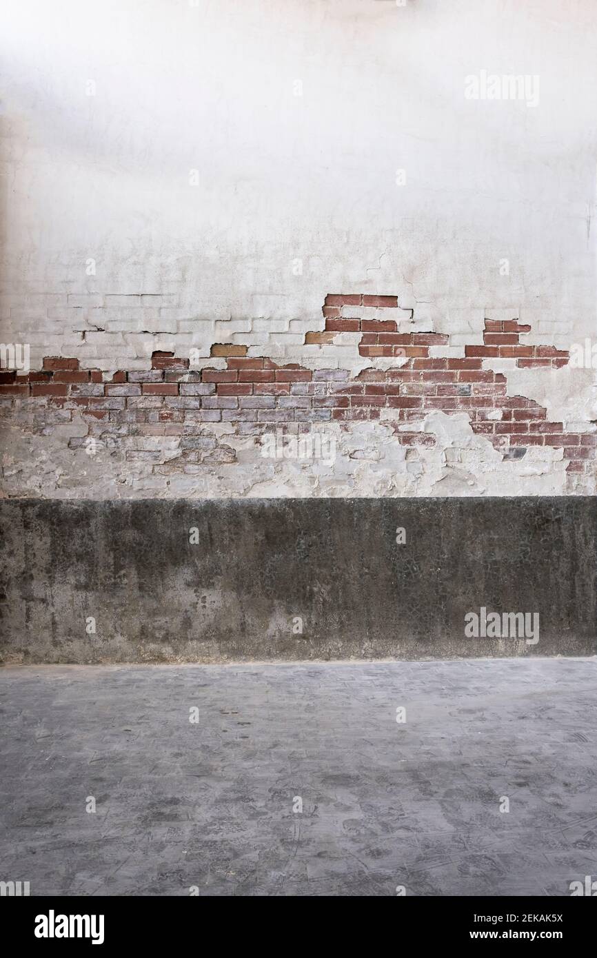 Mur de briques abîmé dans une usine abandonnée Banque D'Images