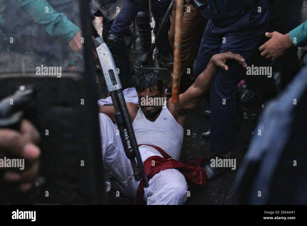 Dhaka, Bangladesh. 23 février 2021. Les enfants des combattants de la liberté ont bloqué l'intersection routière de la région de Shahbagh exigeant le rétablissement d'un quota de 30 pour cent d'emplois gouvernementaux. La police du Bangladesh disperse les manifestants pour utiliser des canons à eau et des charges de bâton dans la région de Shahbagh. (Photo de MD Abu Sufian Jewel/Pacific Press) Credit: Pacific Press Media production Corp./Alay Live News Banque D'Images