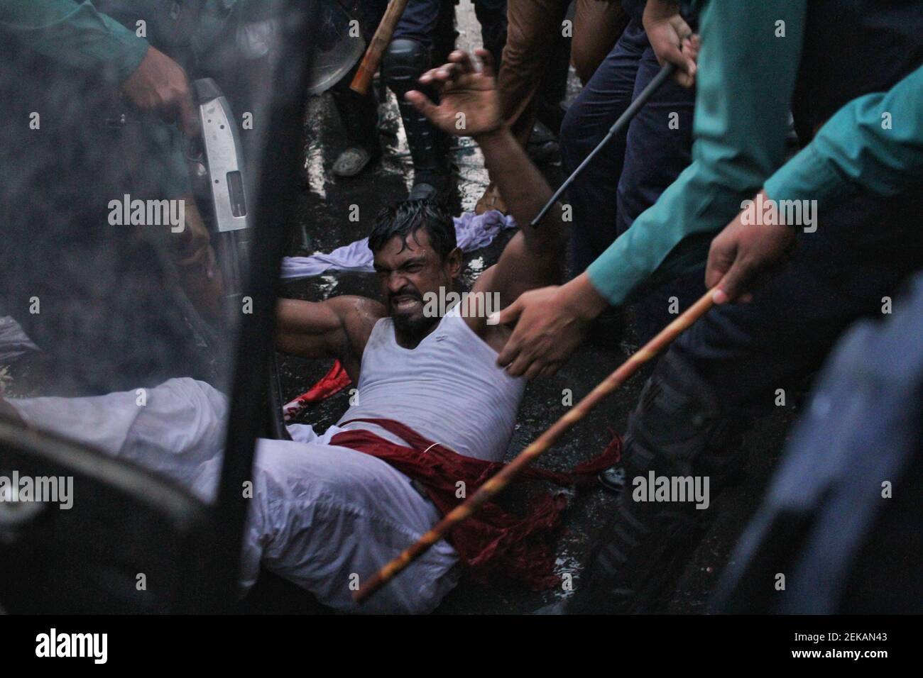 Dhaka, Bangladesh. 23 février 2021. La police du Bangladesh utilise le bâton contre un manifestant dans la région de Shahbagh. Les enfants des combattants de la liberté ont bloqué l'intersection routière de la région de Shahbagh exigeant le rétablissement d'un quota de 30 pour cent d'emplois gouvernementaux. (Photo de MD Abu Sufian Jewel/Pacific Press) Credit: Pacific Press Media production Corp./Alay Live News Banque D'Images