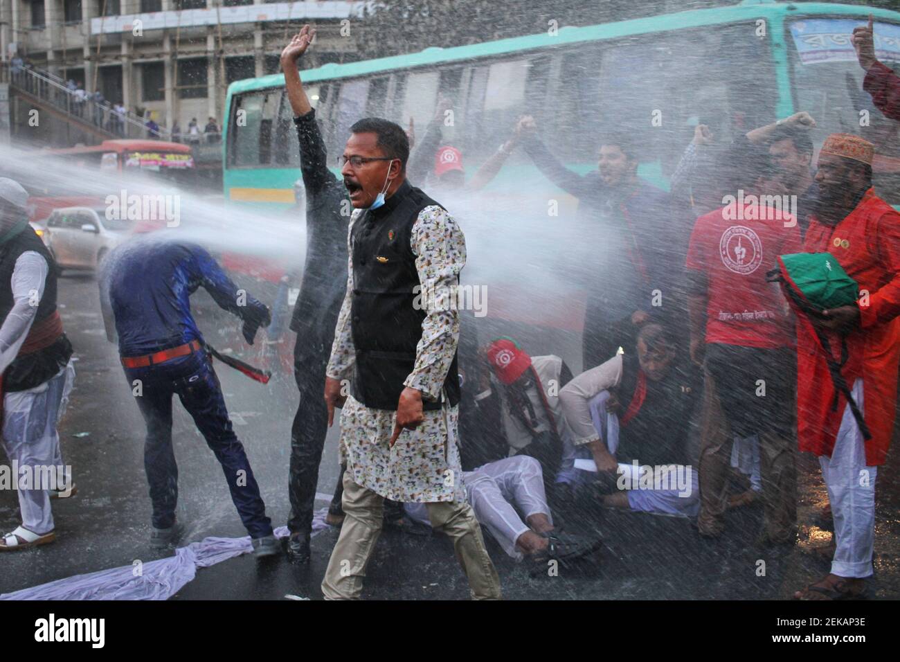 Dhaka, Bangladesh. 23 février 2021. La police du Bangladesh disperse le canon à eau dans la région de Shahbagh. Les enfants des combattants de la liberté ont bloqué l'intersection routière de la région de Shahbagh exigeant le rétablissement d'un quota de 30 pour cent d'emplois gouvernementaux. (Photo de MD Abu Sufian Jewel/Pacific Press) Credit: Pacific Press Media production Corp./Alay Live News Banque D'Images