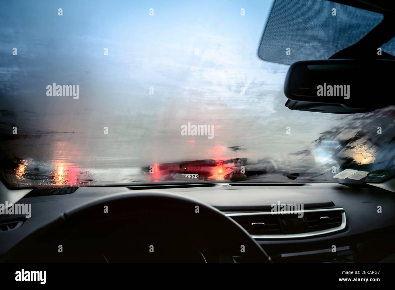 Vue de l'intérieur de la voiture avec pare-brise brumeux Banque D'Images