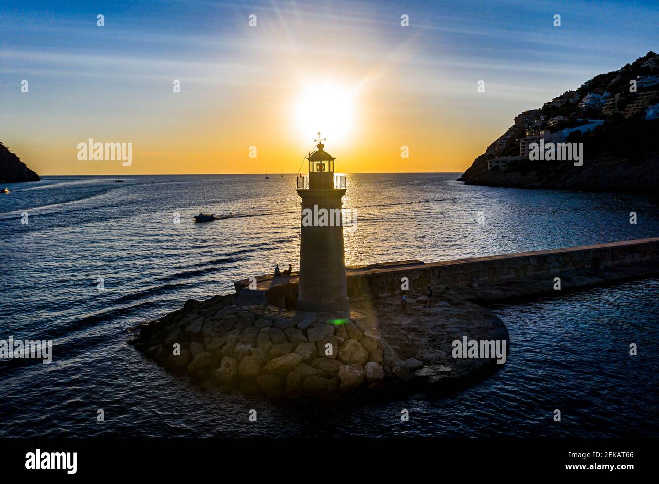 Espagne, Iles Baléares, Andratx, vue en hélicoptère du phare de Port D Andratx au coucher du soleil Banque D'Images