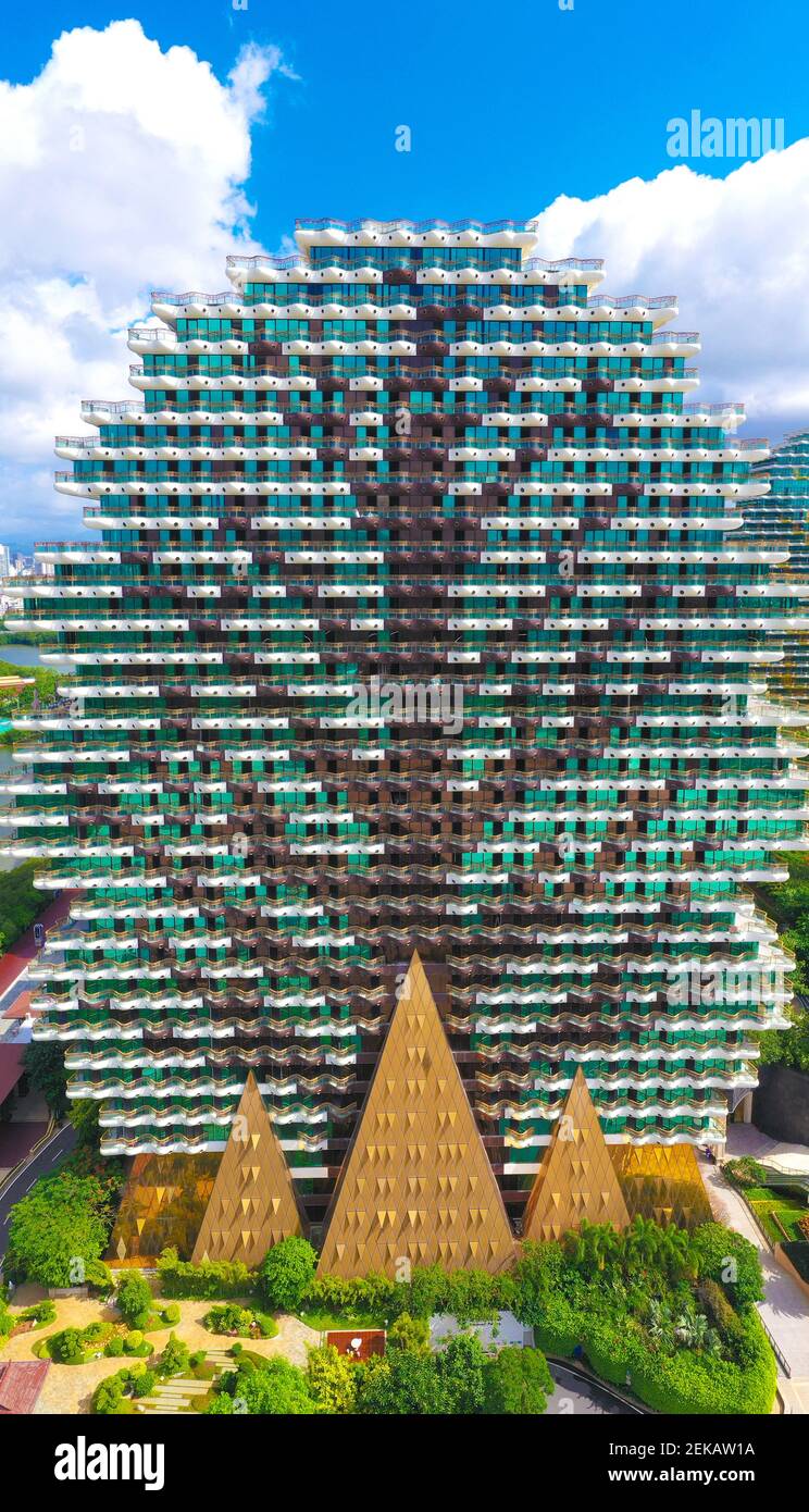 Une vue aérienne du Beauty Crown Hotel, qui ressemble à neuf arbres énormes  du jeu d'ordinateur Minecraft, attirant l'attention des touristes et assis  le long de l'océan, ville de Sanya, province de