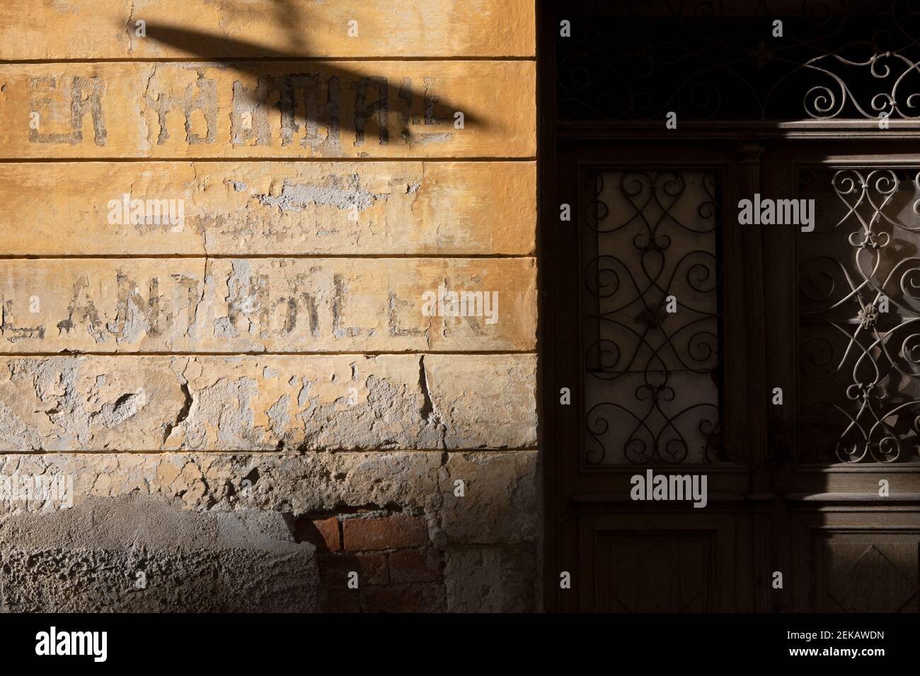 Ombre de la lumière de rue sur un mur brisé Banque D'Images