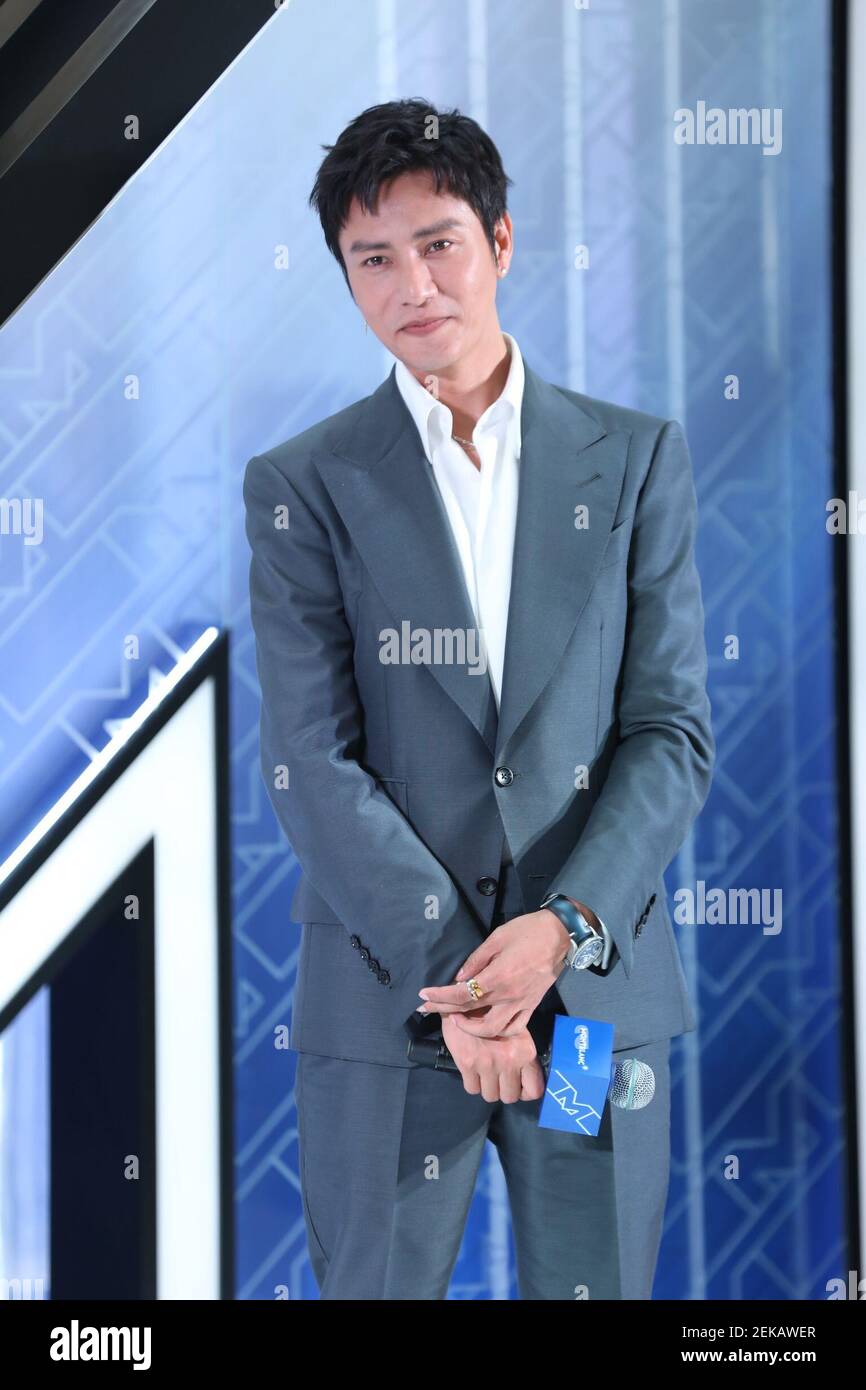 L'acteur et chanteur chinois Chen Kun, parfois crédité comme Aloys Chen,  montre son élégance avec une chemise blanche et un costume gris lors d'un  événement promotionnel tenu à Shanghai, Chine, 23 juillet