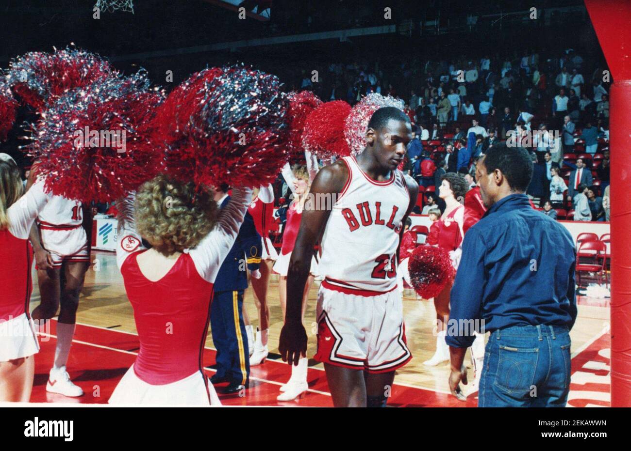 Michael Jordan des Chicago Bulls quitte le terrain après une défaite face aux Milwaukee Bucks en 1985. (Ed Wagner Jr./Chicago Tribune/TNS) Banque D'Images