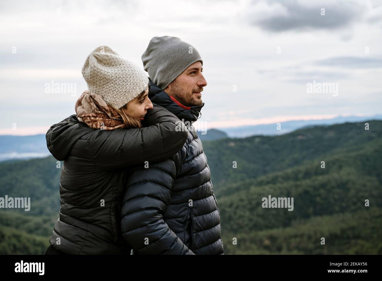 Couple de touristes regardant loin en se tenant au point de vue contre le ciel Banque D'Images