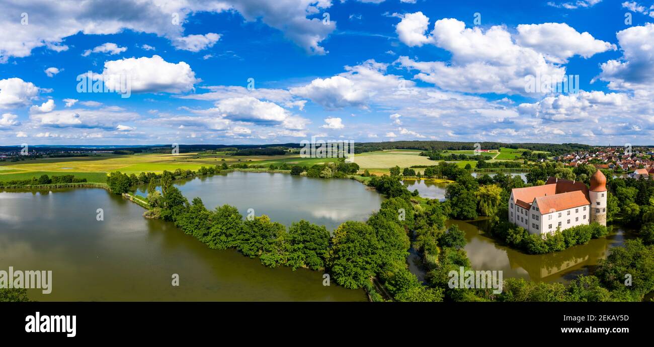 Allemagne, Bavière, Adelsdorf, vue aérienne du château de Nauhaus sur la rivière Banque D'Images