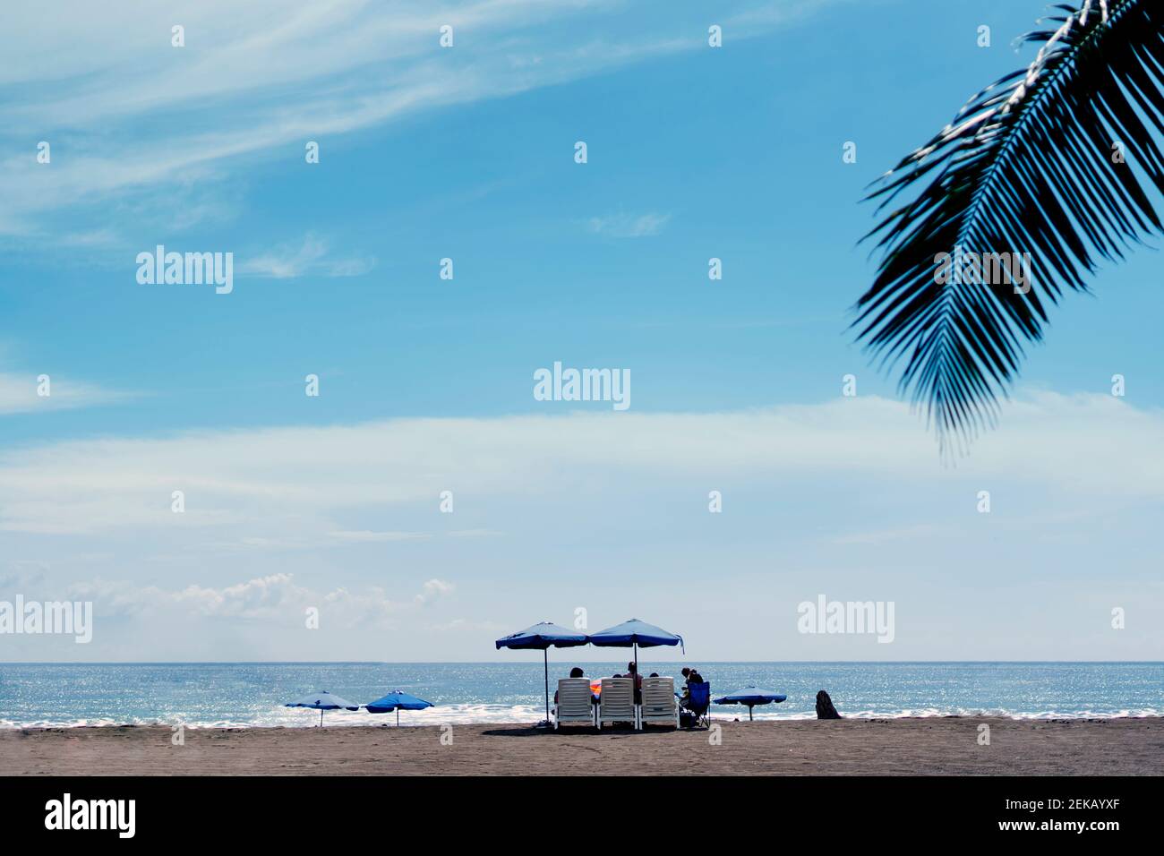 Costa Rica, Jaco, touristes se détendant sur une plage de sable Banque D'Images