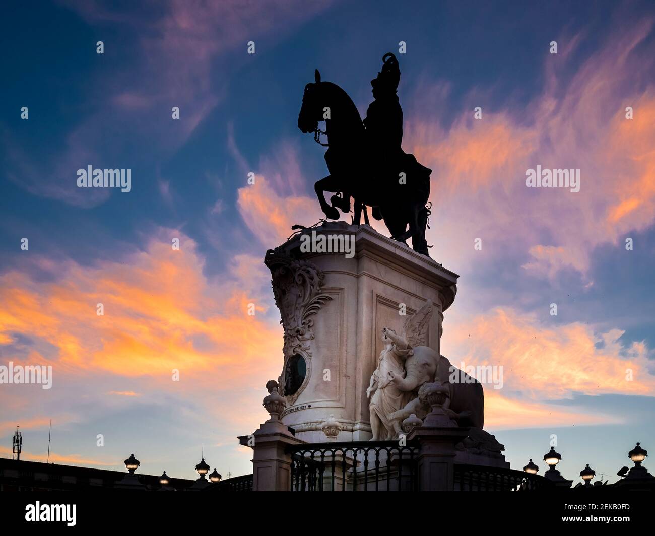 Portugal, province d'Estrémadure, Lisbonne, Silhouette de la statue équestre du roi José I au crépuscule Banque D'Images