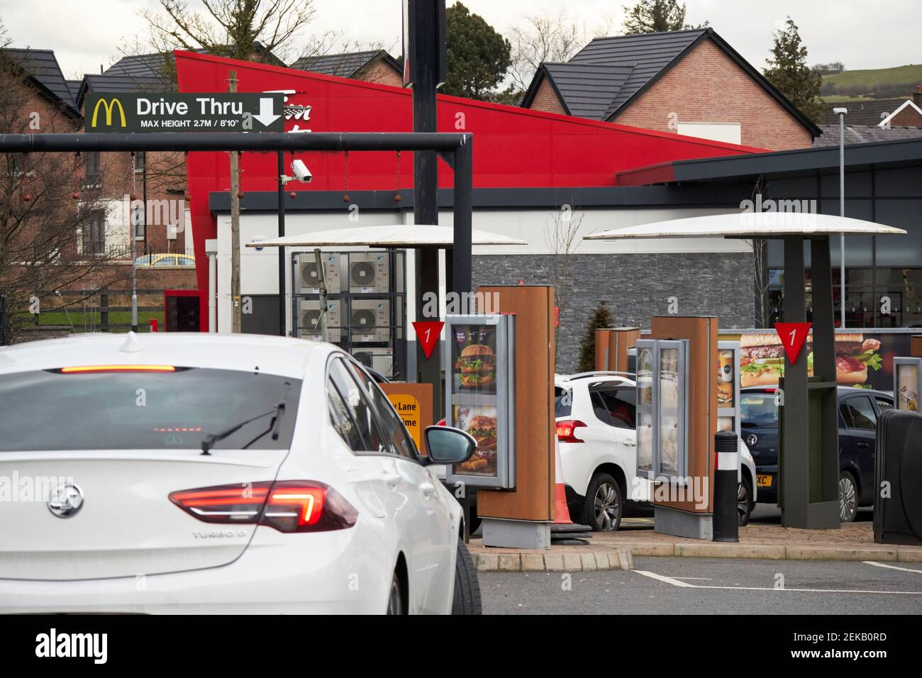 les voitures font la queue pour arriver au mcdonalds drive entrée pendant les restrictions concernant les coronavirus Newtownabbabbabbabbabbabbabbabba Banque D'Images