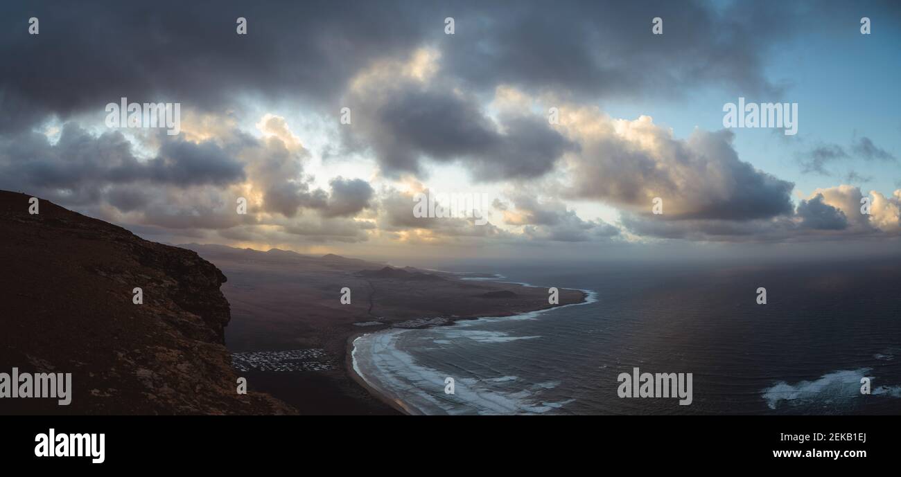 Vue majestueuse sur la plage de Famara, Lanzarote, Espagne Banque D'Images