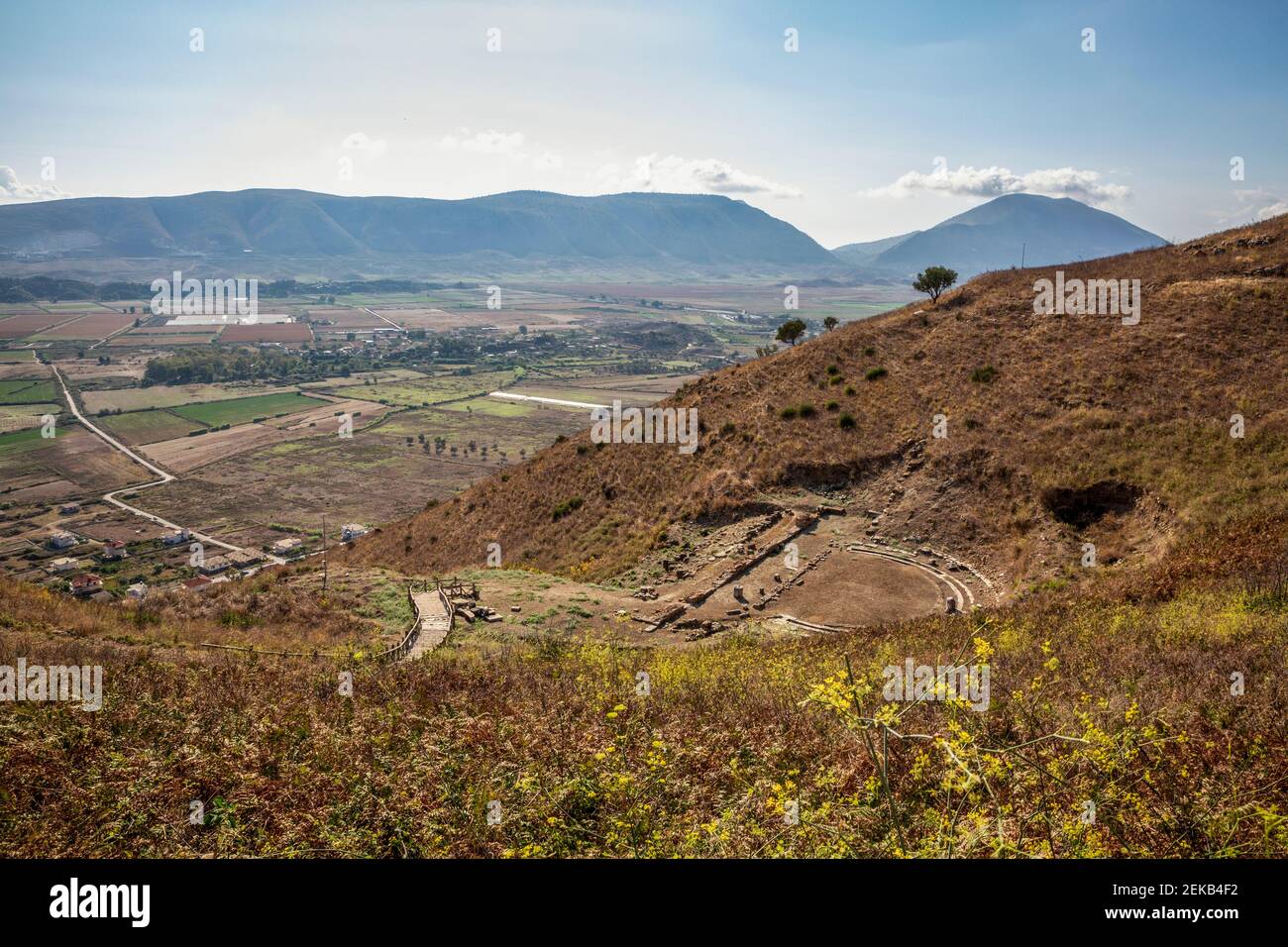 Albanie, Comté de Vlore, Finiq, ruines Hillside de l'ancien amphithéâtre grec Banque D'Images