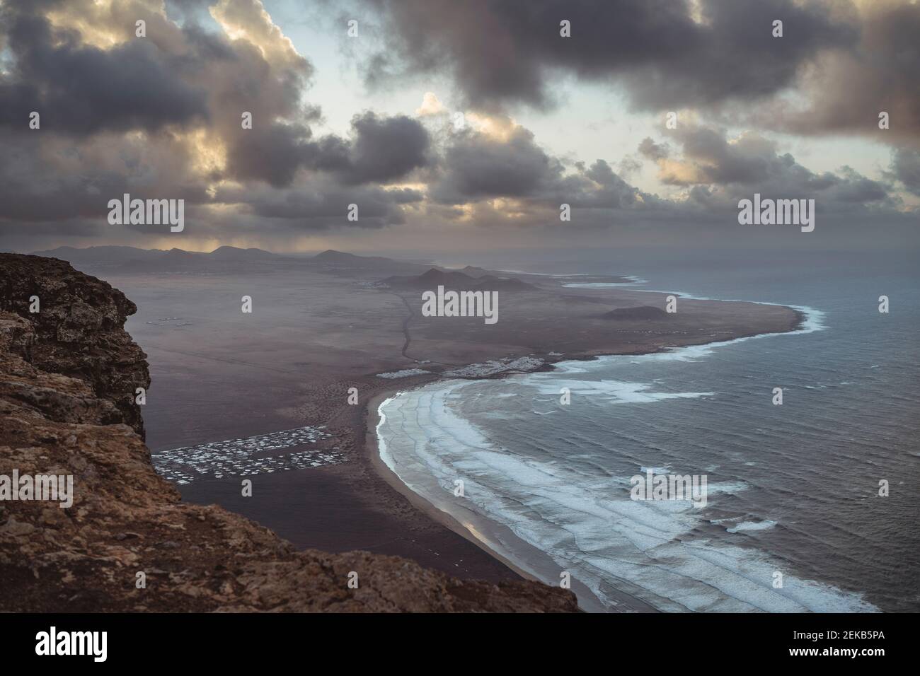 Vue imprenable sur la plage de Famara, Lanzarote, Espagne Banque D'Images