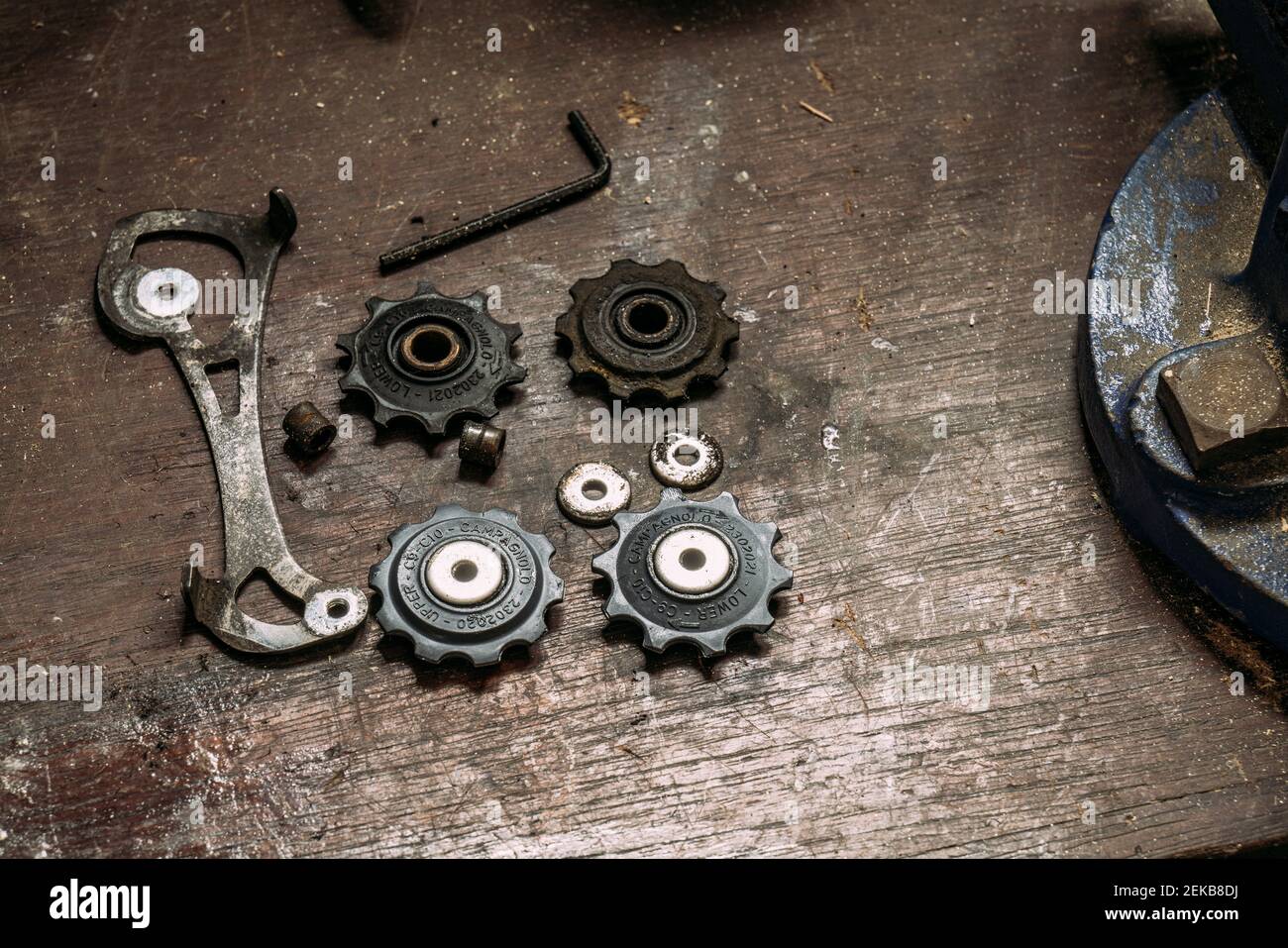 Image d'atelier de l'entretien des cycles des roues de poulie d'engrenage d'un mécanisme d'engrenage arrière Campagnolo. Banque D'Images