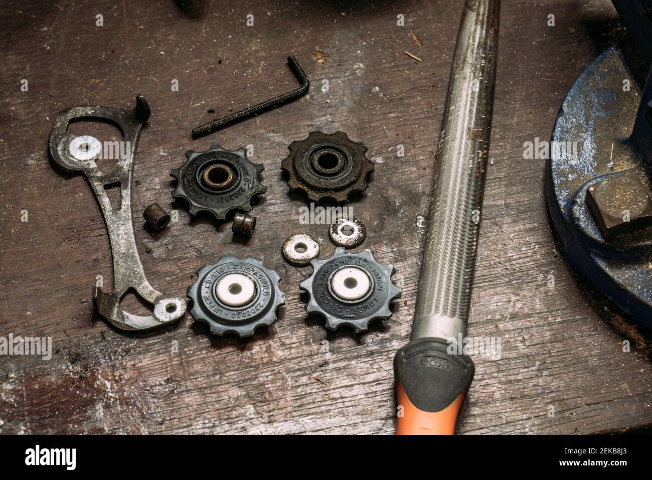Image d'atelier de l'entretien des cycles des roues de poulie d'engrenage d'un mécanisme d'engrenage arrière Campagnolo. Banque D'Images