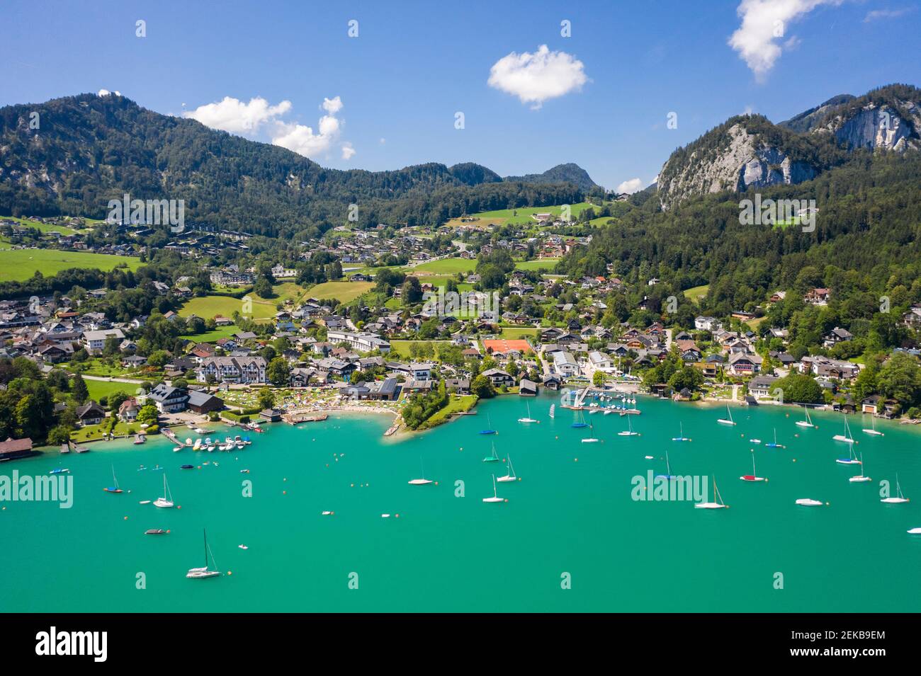 Autriche, Salzbourg, Sankt Gilgen, vue aérienne du village sur les rives du lac Wolfgang en été Banque D'Images