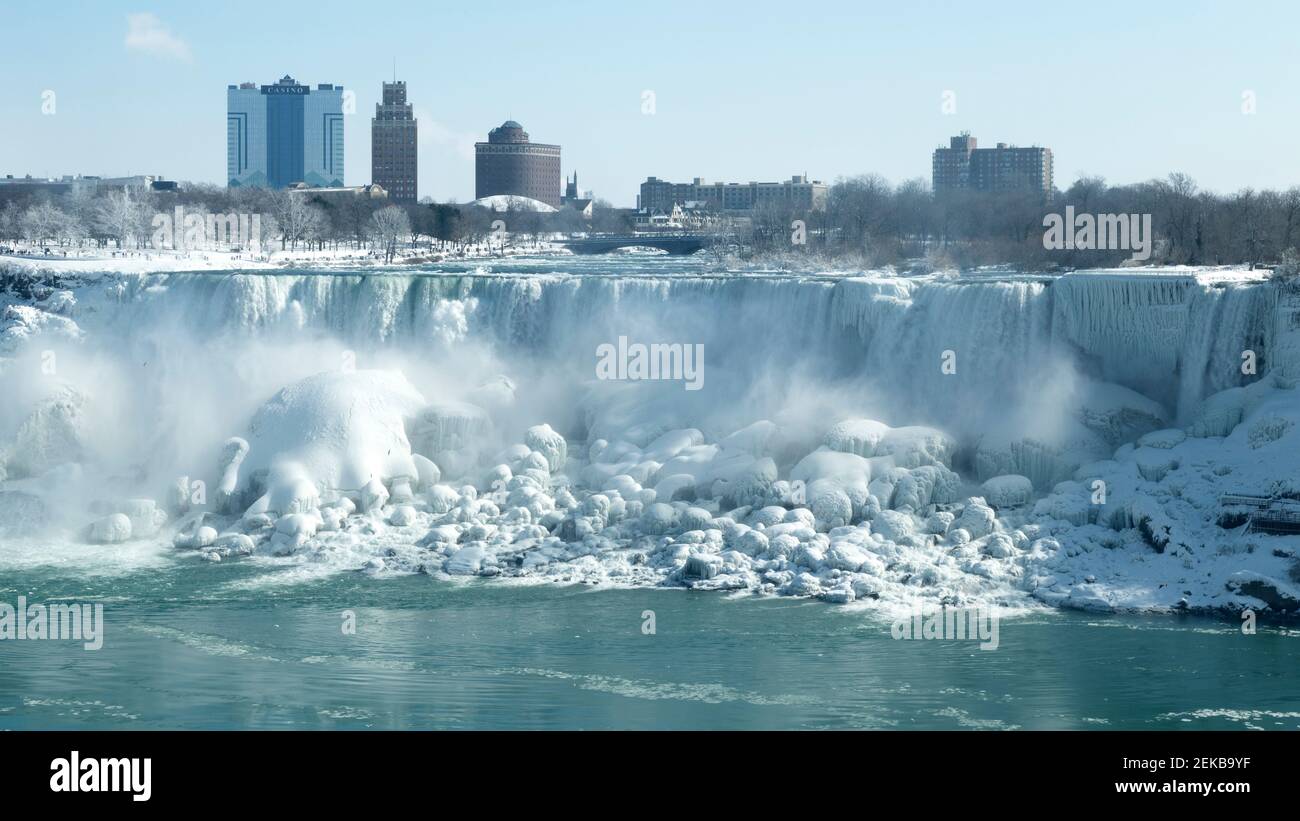 Niagara Falls Ontario Canada. Niagara Falls en hiver vue sur les chutes américaines à partir de la rive canadienne. Banque D'Images