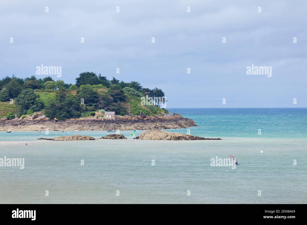 Ein Surfer nutzt das den Wind und das flache Wasser zwischen Festland und der Gezeiteninsel Ebihens BEI Saint Malo in der Bretagne, Frankreich. Banque D'Images