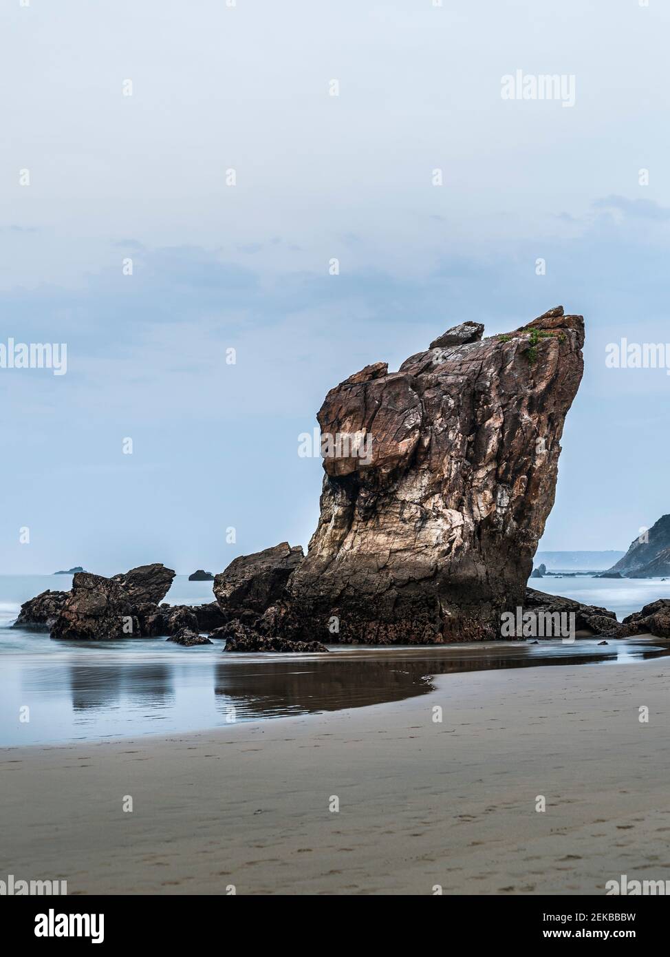 Pile côtière rugueuse au crépuscule, Asturies, Espagne Banque D'Images