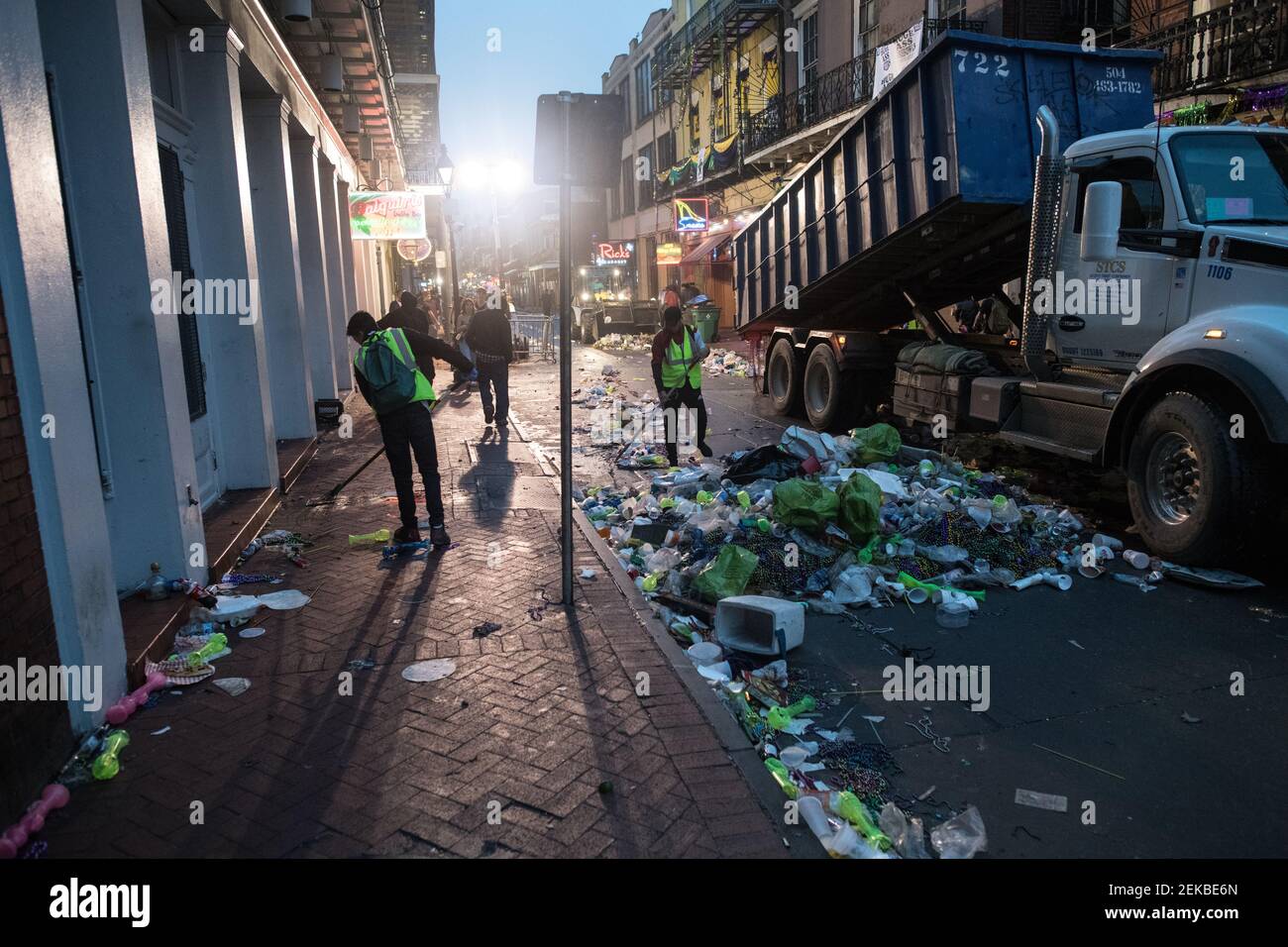 Les travailleurs de l'assainissement s'attaquent à la tâche redoutable de nettoyer la rue Bourbon, jonchée de déchets, à la suite des célébrations de mardi gras à la Nouvelle-Orléans. Banque D'Images