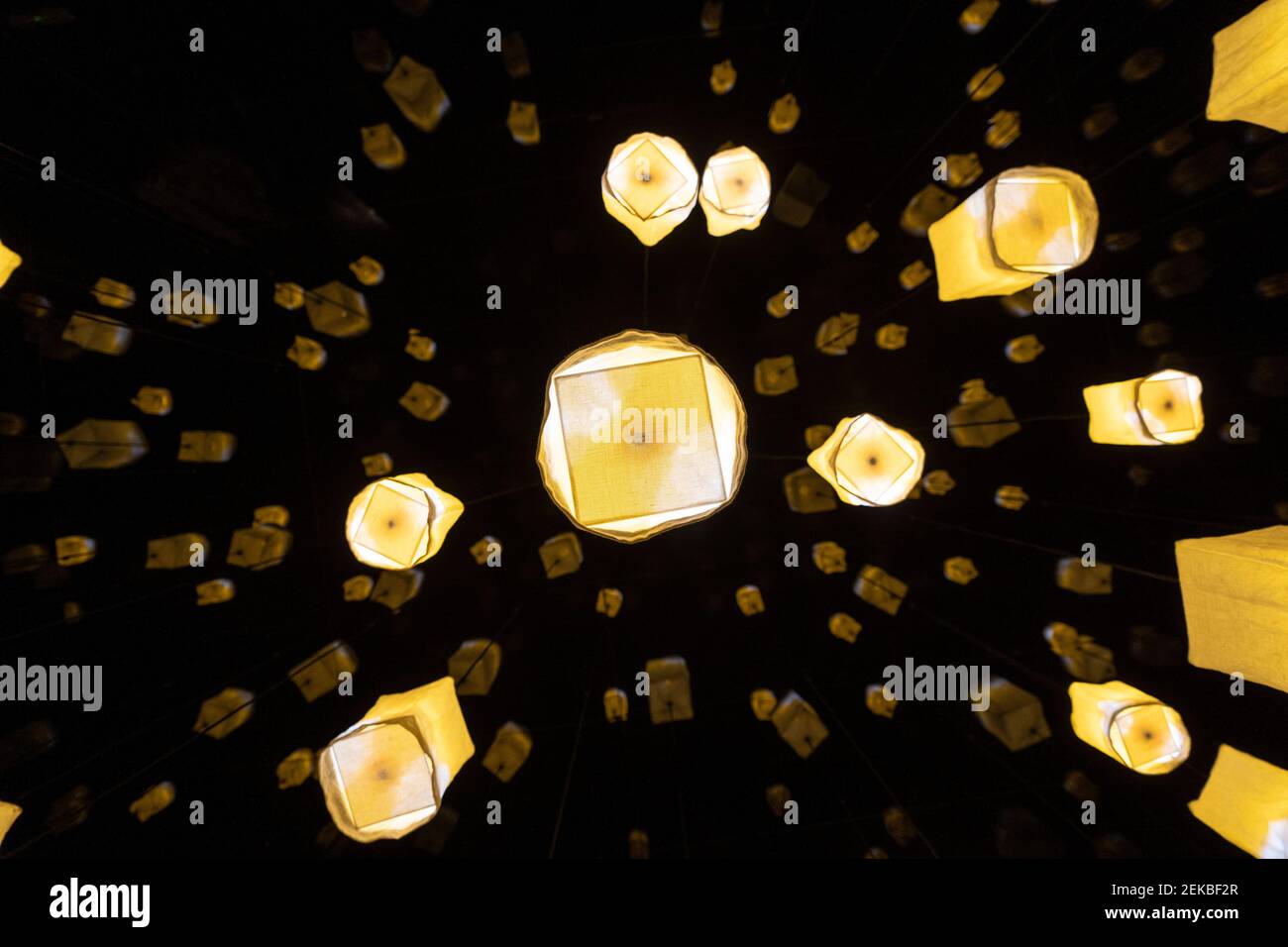 Lampes lumineuses suspendues à l'extérieur la nuit Banque D'Images