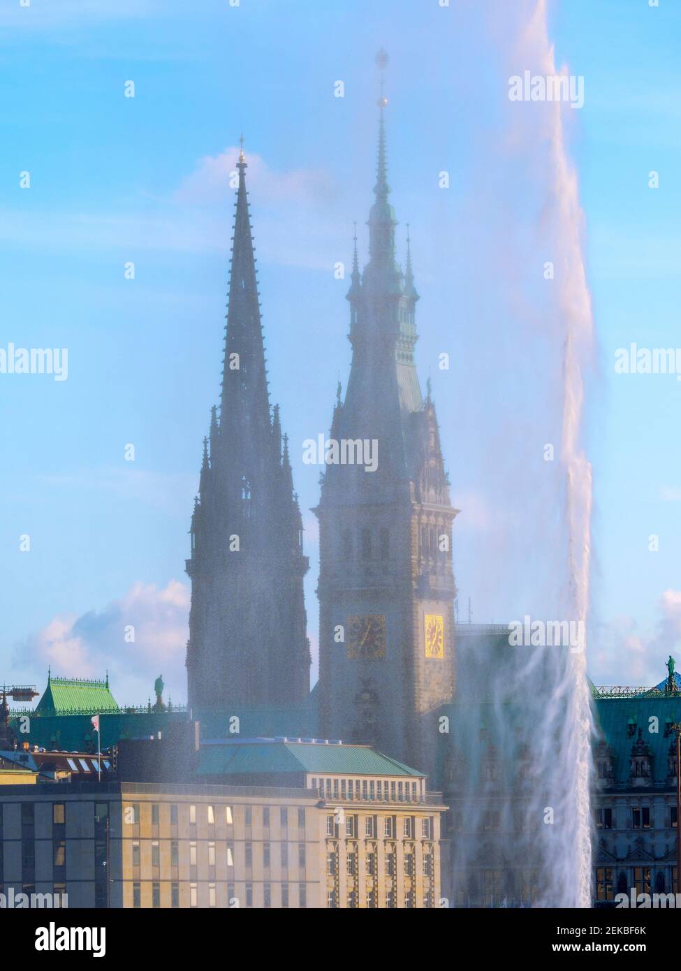 Allemagne, Hambourg, les Fontaines d'Alster éclaboussent contre les tours de l'hôtel de ville et de l'église Saint-Nicolas Banque D'Images