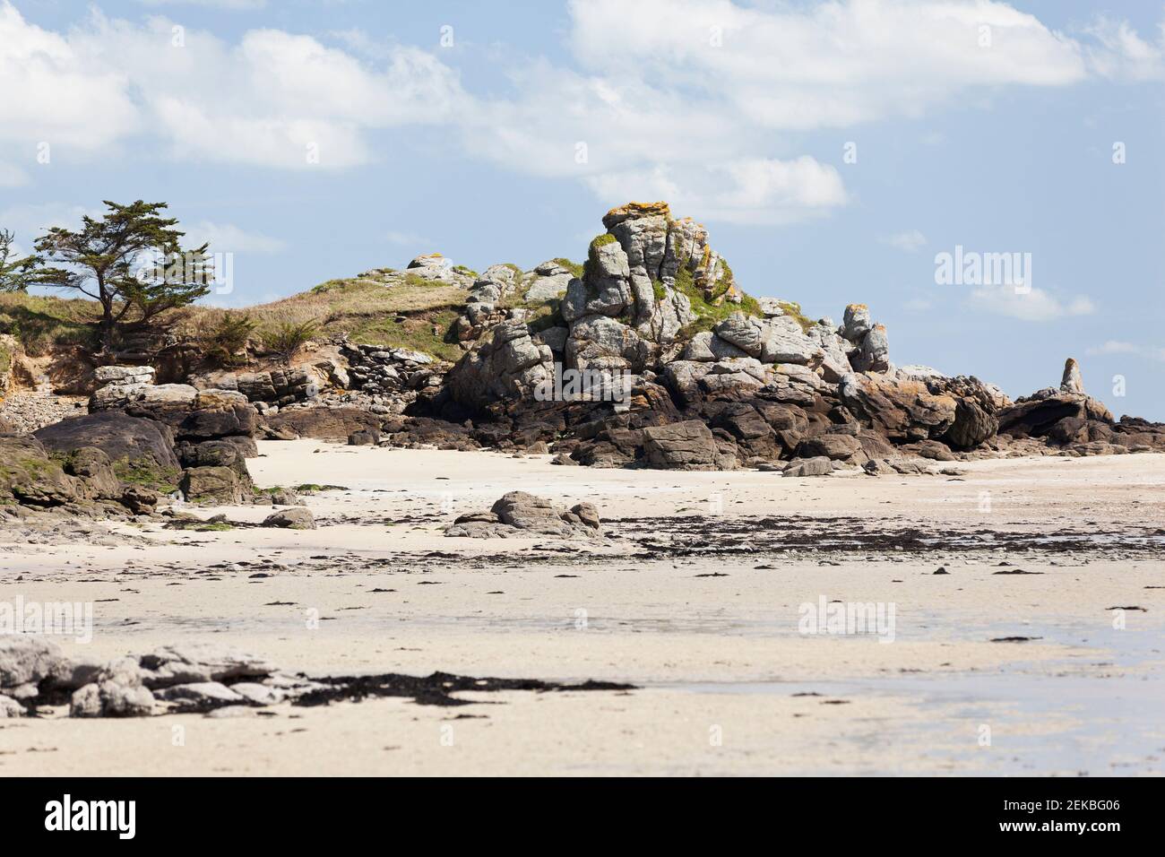 Der Felsturm markiert den Beginn der Gezeiteninsel Ebihens von Festlandseite aus. Felsen und Strand formen die Gezeiteninsel Ebihens BEI Saint Malo in Banque D'Images