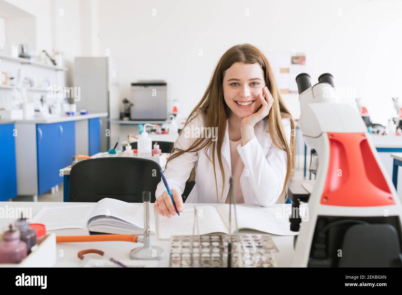 Portrait d'un jeune chercheur en manteau blanc dans une science classe Banque D'Images