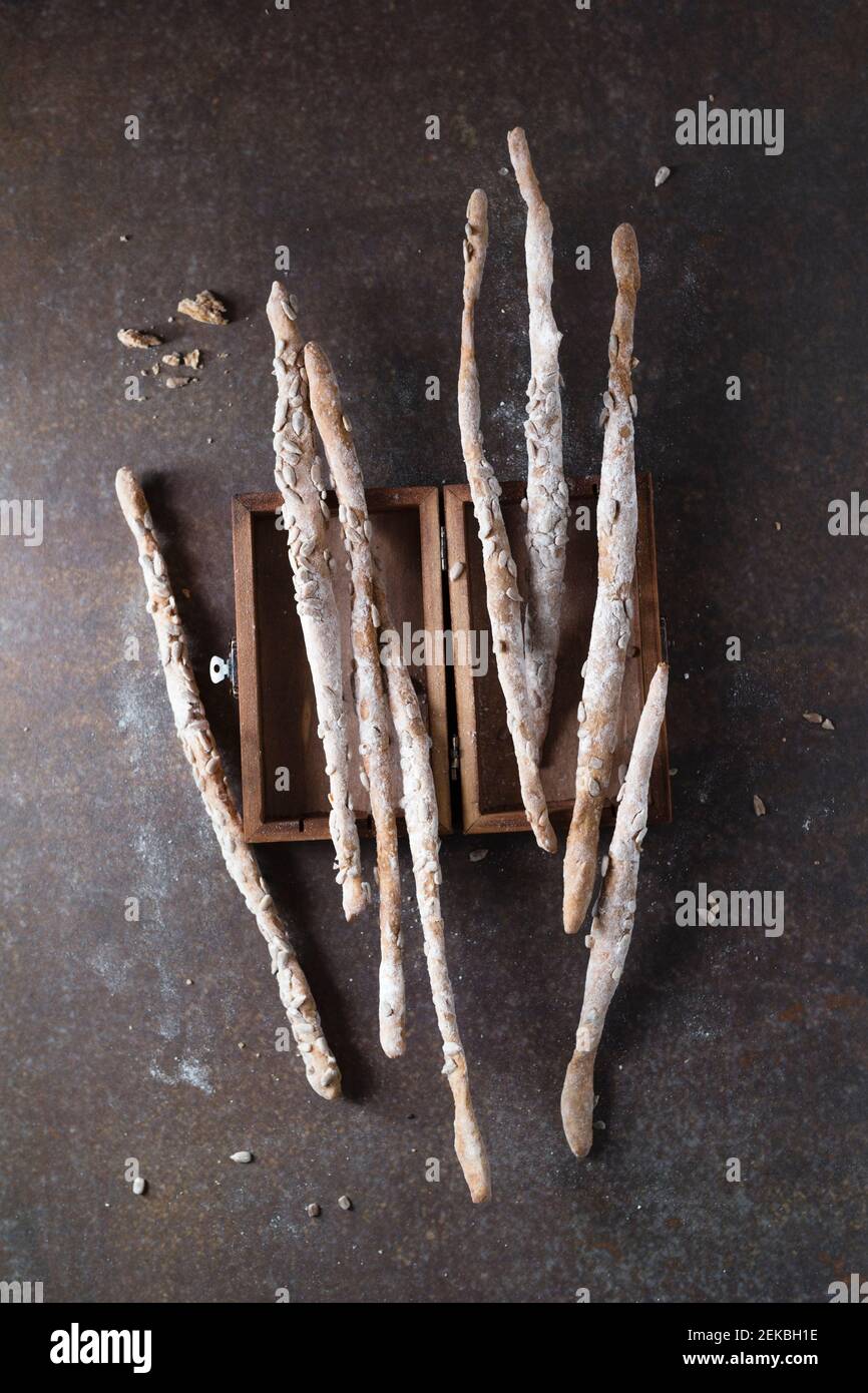 Photo de studio de bâtonnets de graissini frais posés sur le dessus de petite boîte à bijoux Banque D'Images