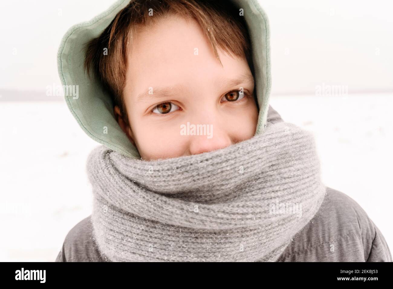 Garçon Adolescent Mignon En Pull Gris, Bonnet Et Écharpe Chauffant Les  Mains Sur Fond Isolé Blanc, Demi-corps Banque D'Images et Photos Libres De  Droits. Image 63416534