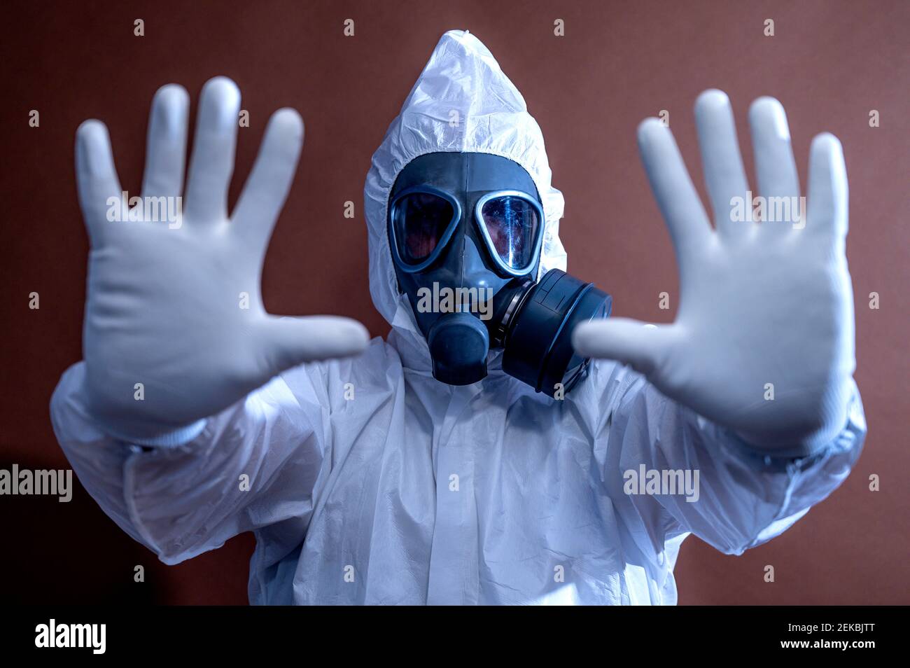 Homme mûr en vêtement de travail de protection gesturant signe d'arrêt Banque D'Images