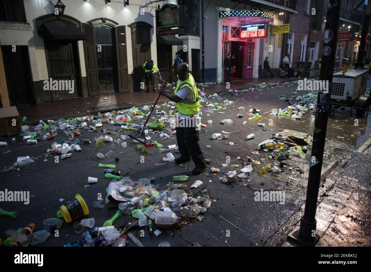 Les travailleurs de l'assainissement s'attaquent à la tâche redoutable de nettoyer la rue Bourbon, jonchée de déchets, à la suite des célébrations de mardi gras à la Nouvelle-Orléans. Banque D'Images