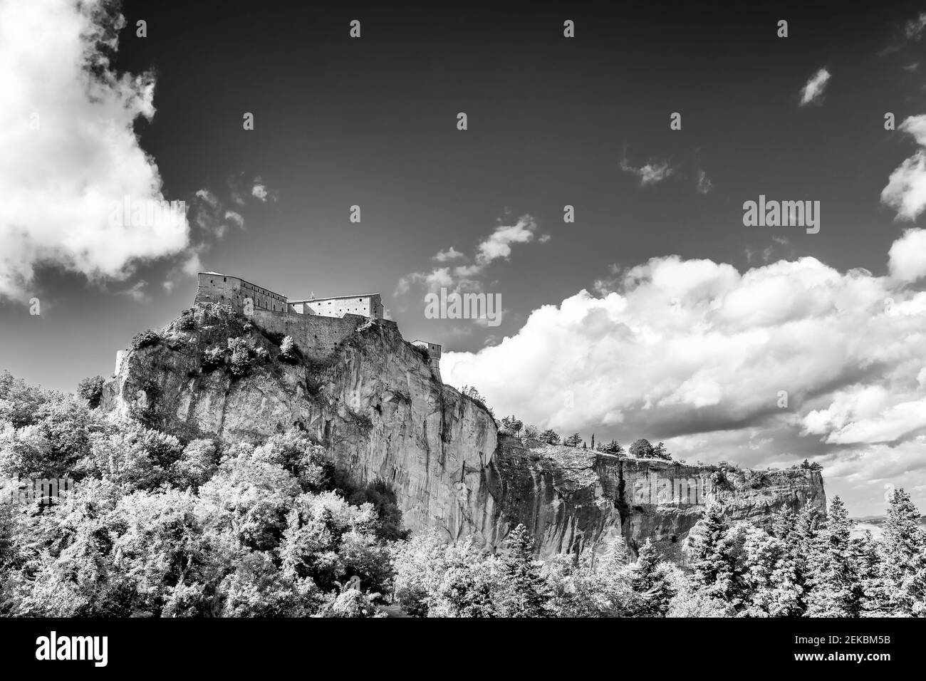 Belle vue en noir et blanc de l'éperon rocheux sur lequel se trouve la forteresse de San Leo, Rimini, Italie Banque D'Images