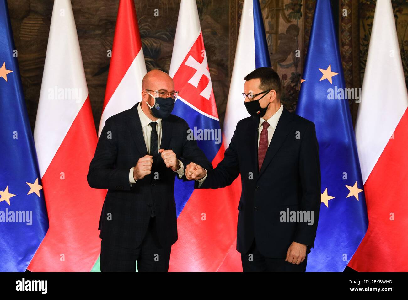 Président du Conseil européen Charles Michel (L) et polonais Premier ministre Mateusz Morawiecki vu pendant le début officiel la 30e annive Banque D'Images