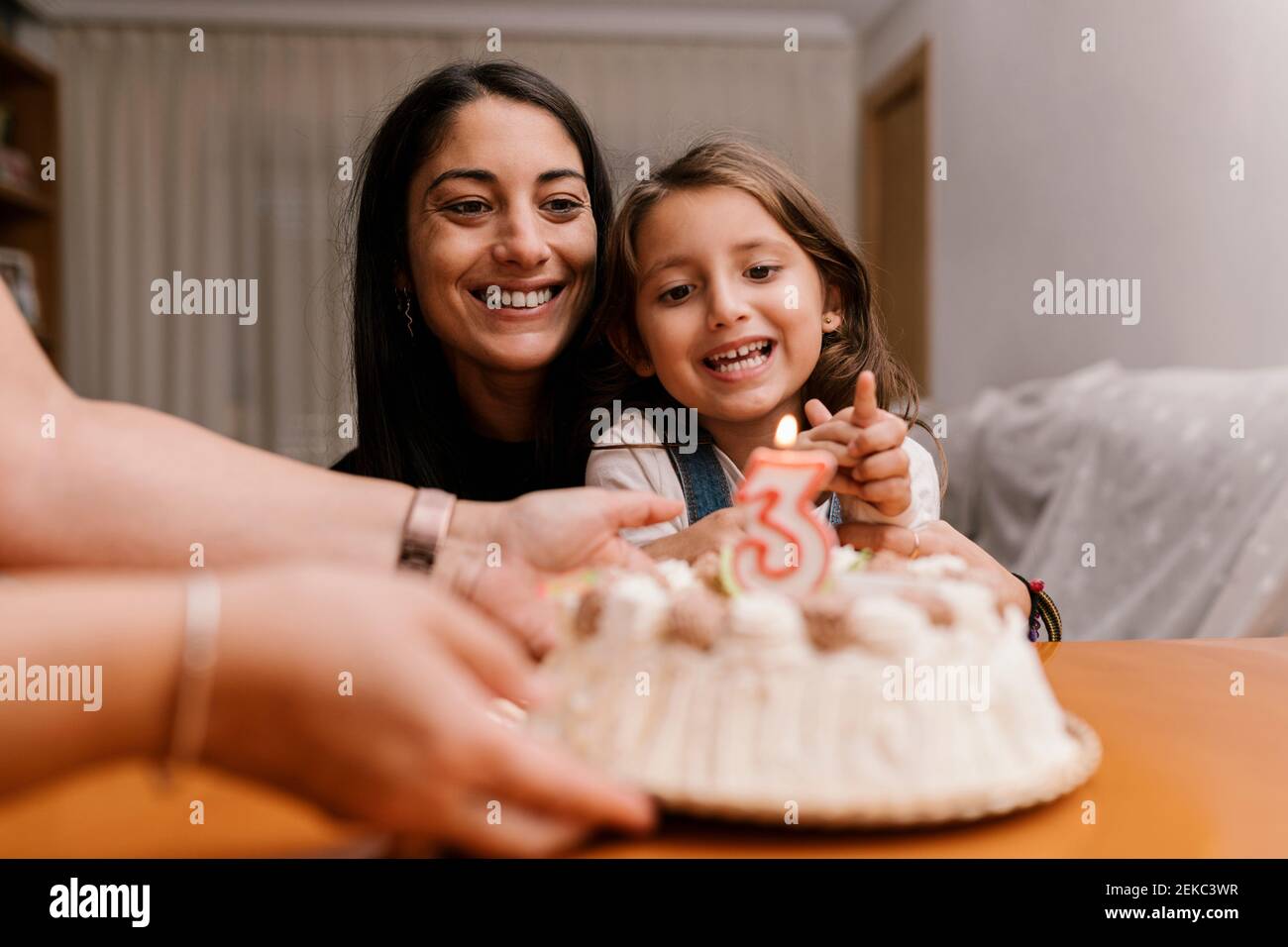 Mere Et Fille Souriantes Regardant Le Gateau D Anniversaire Sur La Table A La Maison Photo Stock Alamy