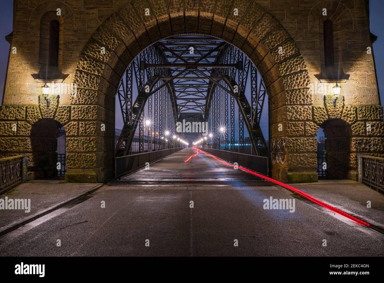 Allemagne, Hambourg, sentiers légers s'étendant sur le pont Alte Harburger Elbbrucke la nuit Banque D'Images