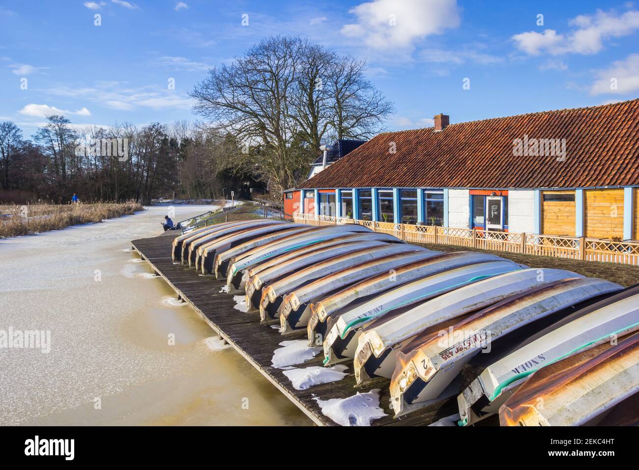 Petits bateaux à ramer sur la jetée dans la réserve naturelle Friesche Veen, pays-Bas Banque D'Images