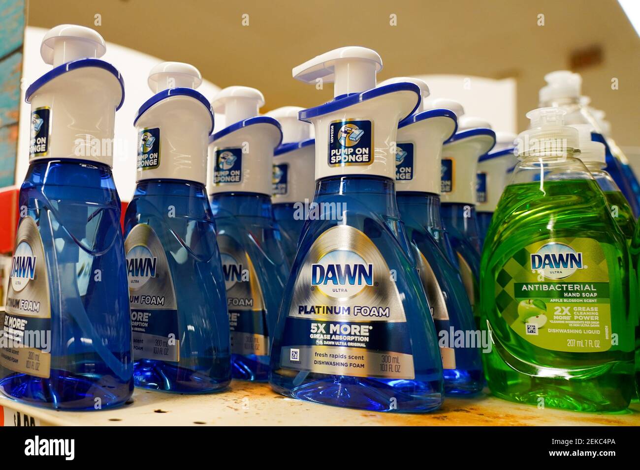 Vue sur le savon liquide Dawn au supermarché Stop & Shop. Dawn produit par  la société Procter & Gamble qui a déclaré aux investisseurs que les ventes  ont augmenté de 5 %