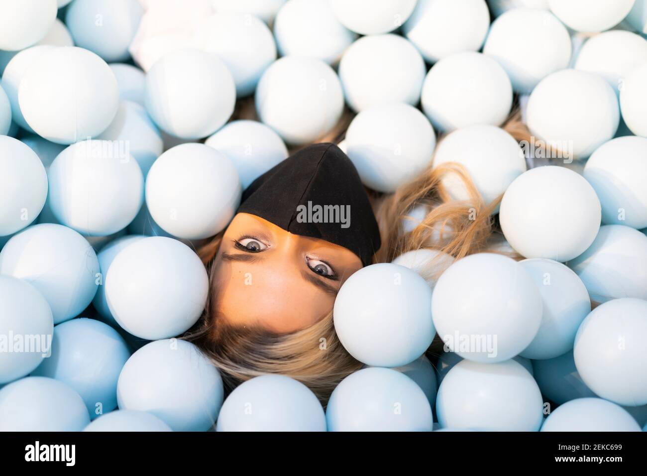 Gros plan d'une jeune femme portant un masque allongé dans le ballon fosse Banque D'Images