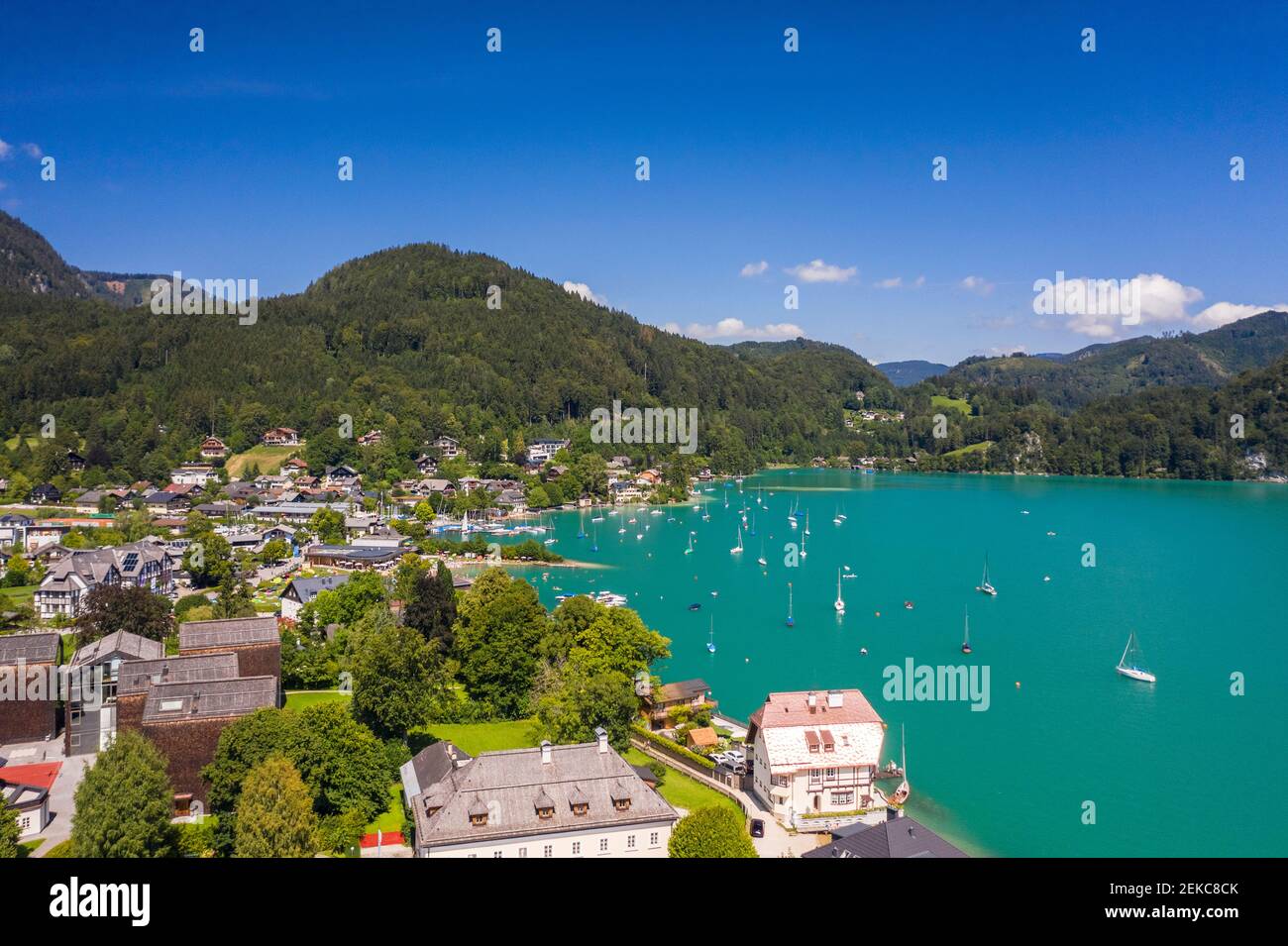 Autriche, Salzbourg, Sankt Gilgen, vue aérienne du village sur les rives du lac Wolfgang en été Banque D'Images