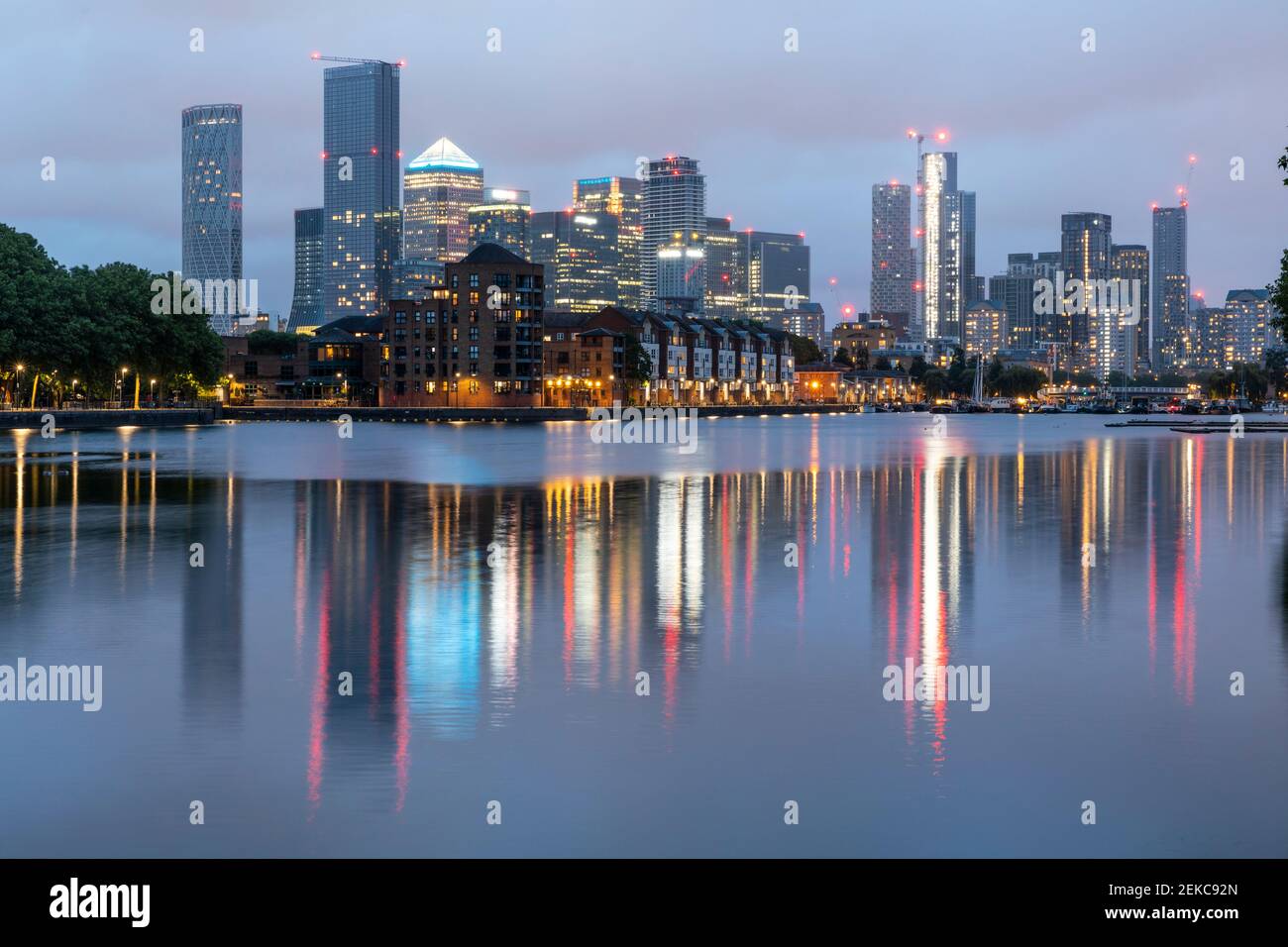 Gratte-ciels éclairés se reflétant sur la Tamise au crépuscule, Canary Wharf, Londres, Royaume-Uni Banque D'Images