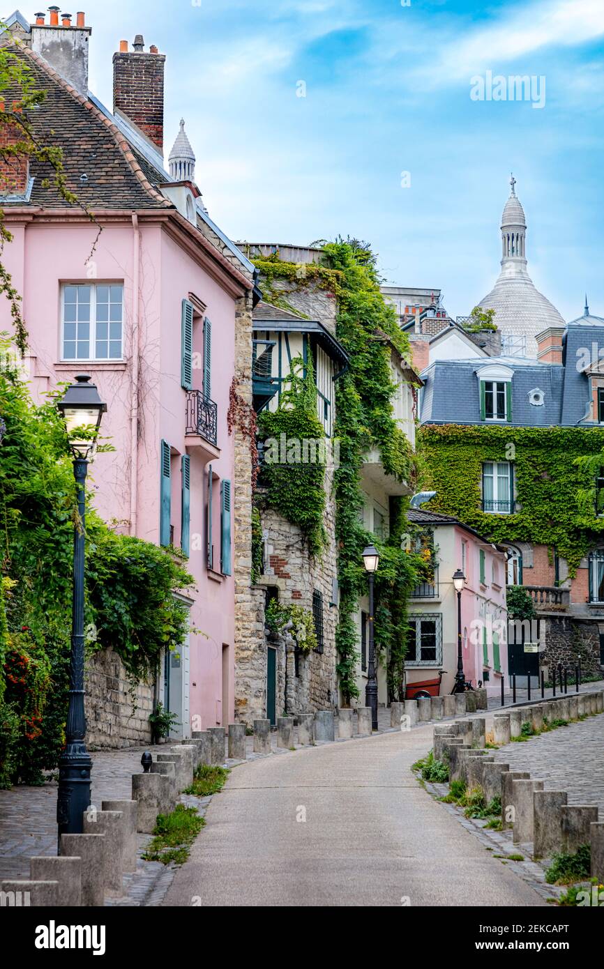 Vue sur la rue de l'Abreuvoir en direction de Masion Rose et Basilique du Sacré-cœur, Montmartre, Paris, France Banque D'Images