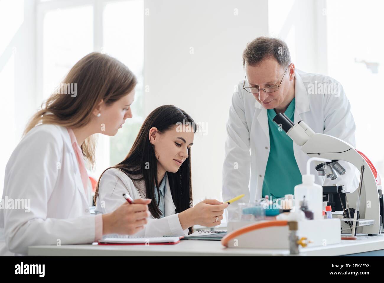 Étudiants et enseignants en cours de sciences Banque D'Images