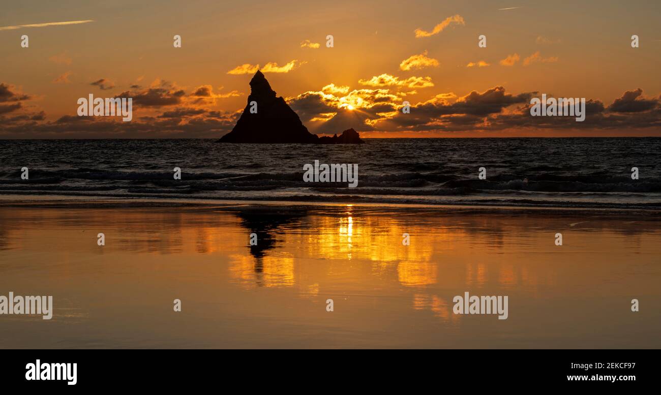 Royaume-Uni, pays de Galles, Pembrokeshire, Broadhaven South Beach, Church Rock et la mer au lever du soleil Banque D'Images