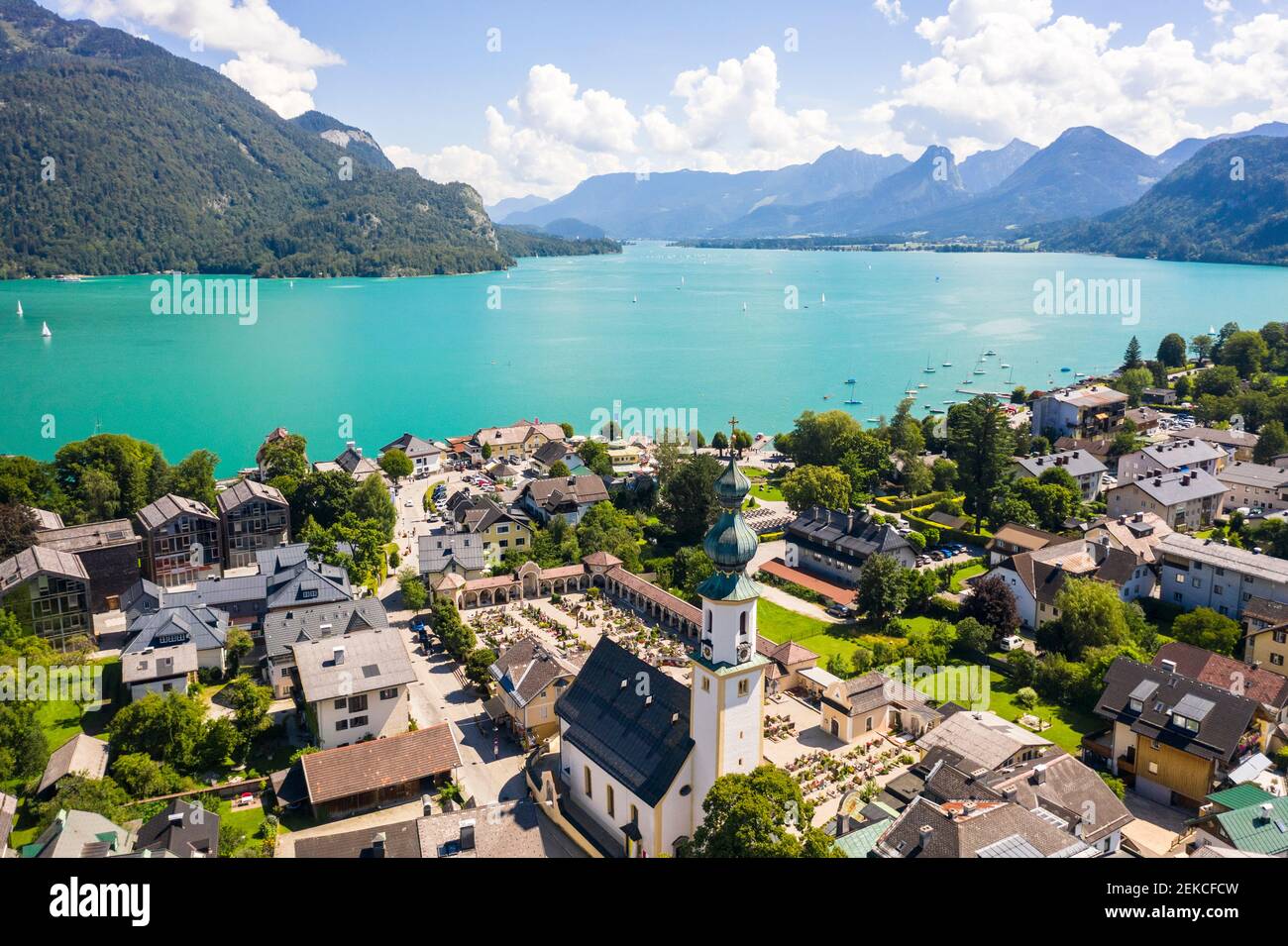 Autriche, Salzbourg, Sankt Gilgen, vue aérienne du village sur les rives du lac Wolfgang en été Banque D'Images