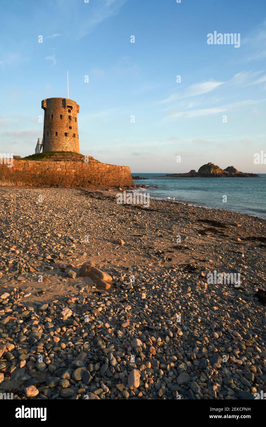 Tour le Hocq à Jersey, une des îles Anglo-Normandes. La tour a été construite en 1781 pour se défendre contre l'invasion de la mer. Banque D'Images