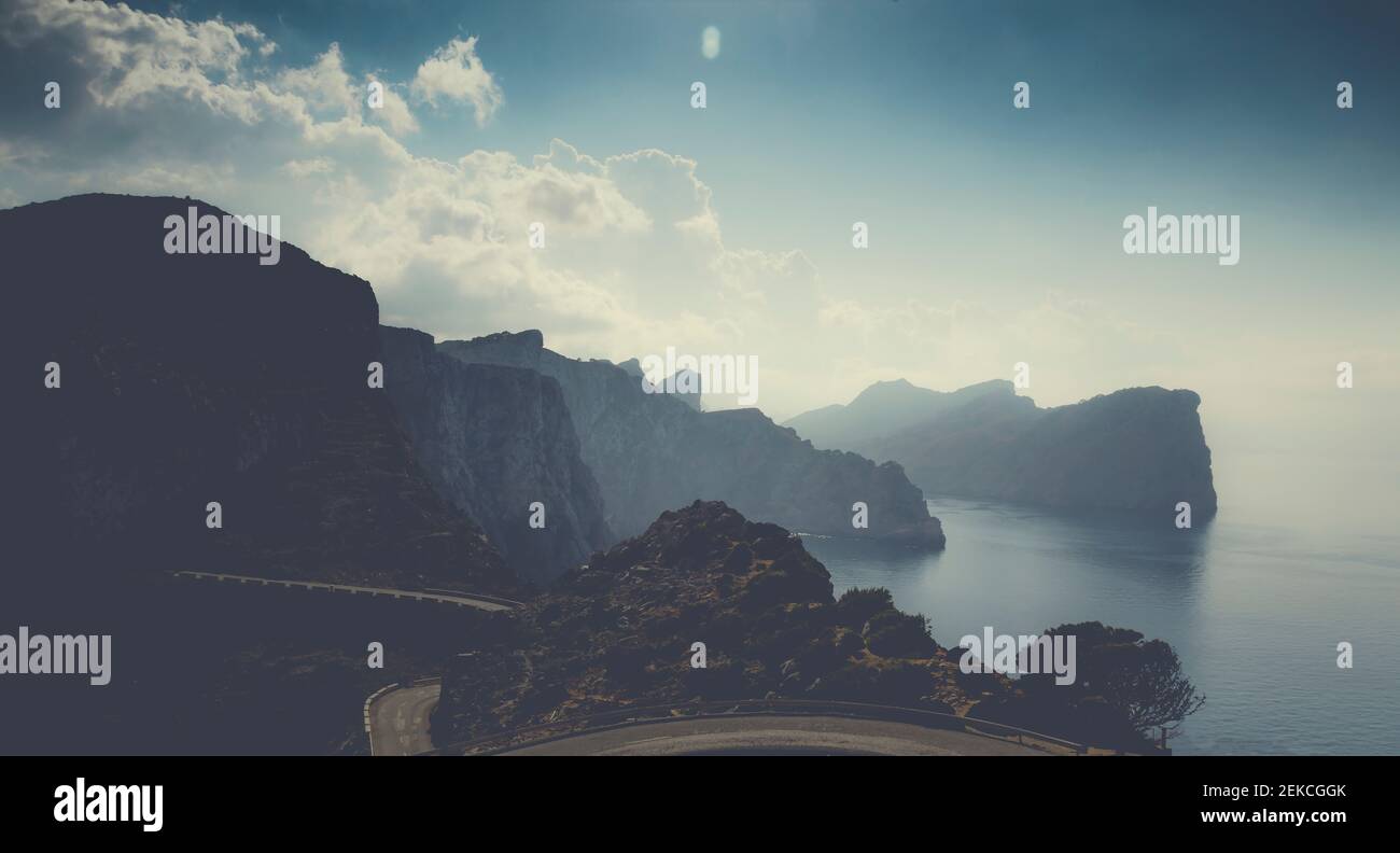 Vue panoramique sur la route sinueuse contre le ciel Banque D'Images